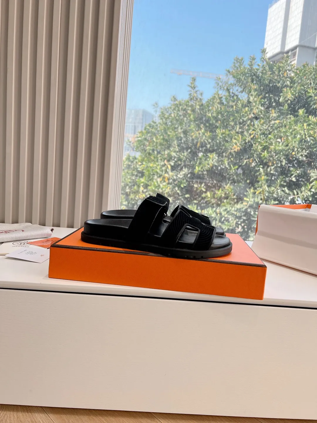 👟👟Ex-factory price 440👟👟 (Top version) H family 2024 spring and summer new style HERMES Hermes' recently popular couple's shoes, pig nose angle sandals and slippers, paired with various colorful socks, very trendy. Upper lining: imported original leather. Outsole: non-slip and wear-resistant outsole. Size: female 35-42 (40/42 non-returnable and non-exchangeable) Men’s size: 39-45 (45 is non-refundable and non-exchangeable)
